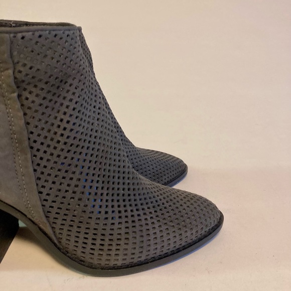 Steve Madden Grey Suede Heeled Ankle Booties size 9 - Picture 4 of 11